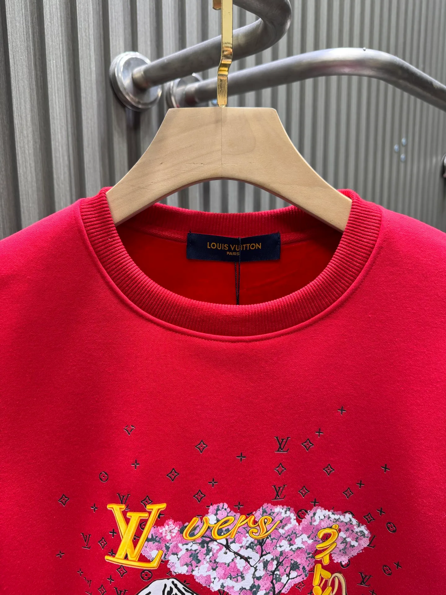 🅿️250 Louis Vuitton Louis Vuitton* Louis Vuitton 25 autumn and winter new year new fun printed round neck sweatshirt 400g pure cotton ➕ silver fox velvet loose fit. Made of 400g pure cotton terry fabric with good texture. Soft and not easy to wrinkle. Thin and moderate thickness. Very suitable for spring and light autumn. The os version has a lazy and loose feel. The printing process uses a variety of printing colors to depict the vibrant scenery. It shows the interesting fusion of Japanese traditional culture and brand elements. The low-key Monogram print under the pattern adds a delicate texture, declaring the brand’s design philosophy that has been inherited for many years. Its eye-catching effect is no less than any classic style, perfectly presenting the sense of fashion, high-end and luxury. Versatile style